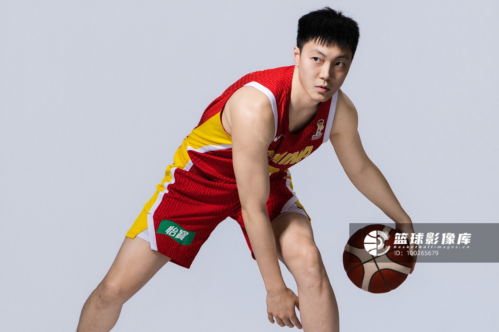 中规中矩！胡明轩小组赛场均拿到7分 三分命中率38.5%