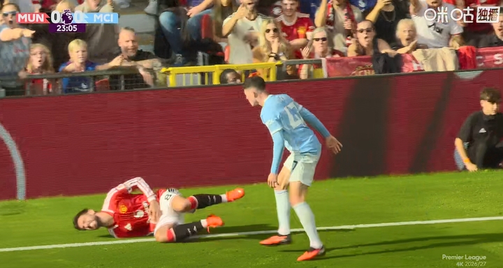 报复性踢人！福登附加动作踢倒B费吃直红 曼城第23分钟少打一人！