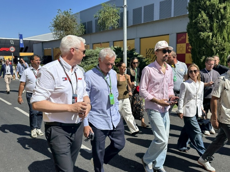 记者：穆里尼奥现身F1西班牙大奖赛，此前曾放话本轮没赢就不会来